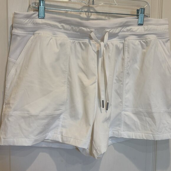 Size 14 Lululemon Dance Studio High-Rise Short 3.5" White Like new - Picture 6 of 12